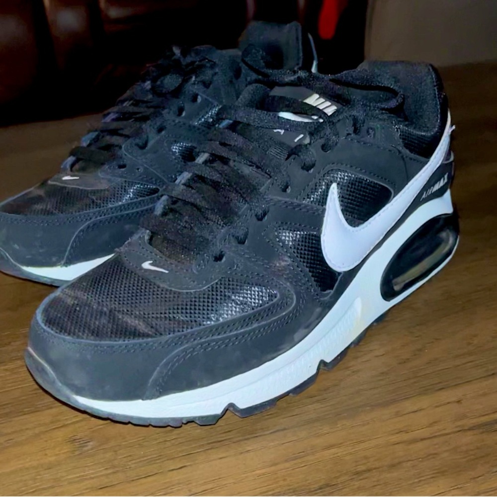 Black and white women Nike airmax’s size 7